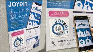 横須賀「JOYPITプレート」にスマートフォンをかざして観光情報を読み取っている