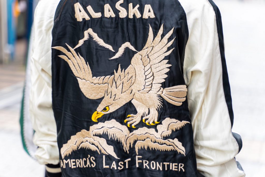 背中にAlaska（アラスカ）とイーグルが刺繍されたスカジャン