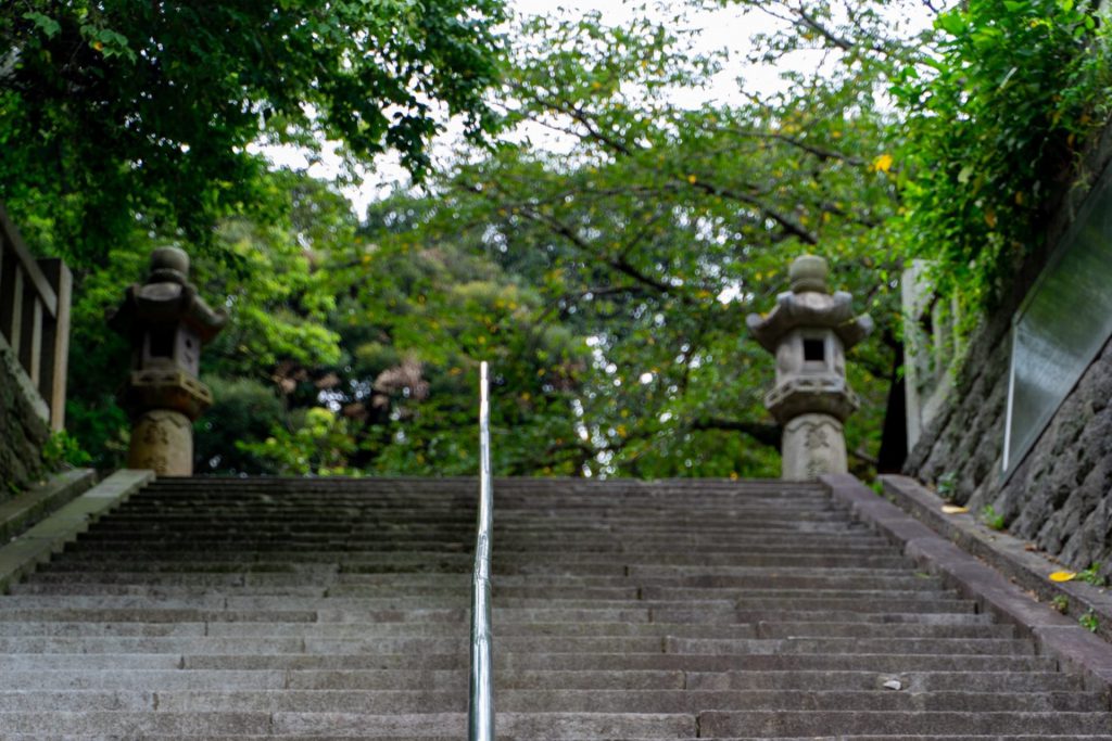 横須賀「諏訪大神社」の境内にある階段
