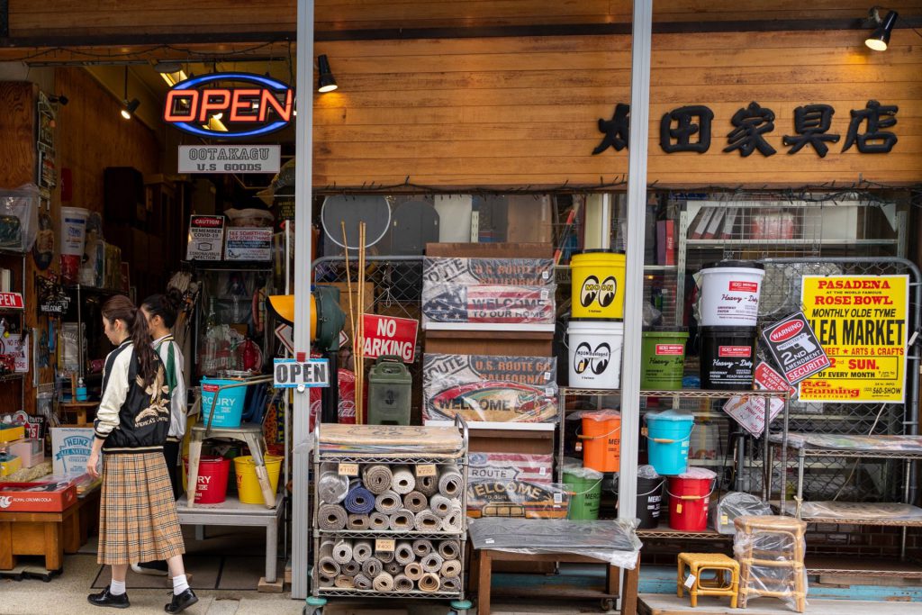 「太田家具店」前での横須賀市公式動画「どぶ板通りとスカジャン」撮影風景