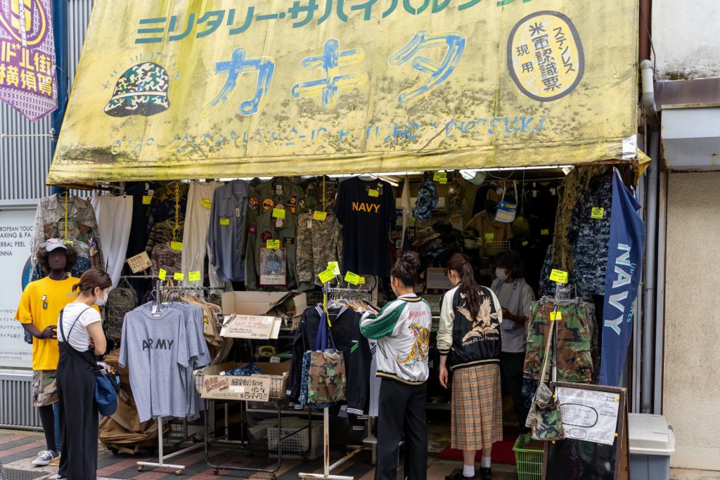 「ミリタリーショップカキタ」で横須賀市公式動画「どぶ板通りとスカジャン」の撮影風景