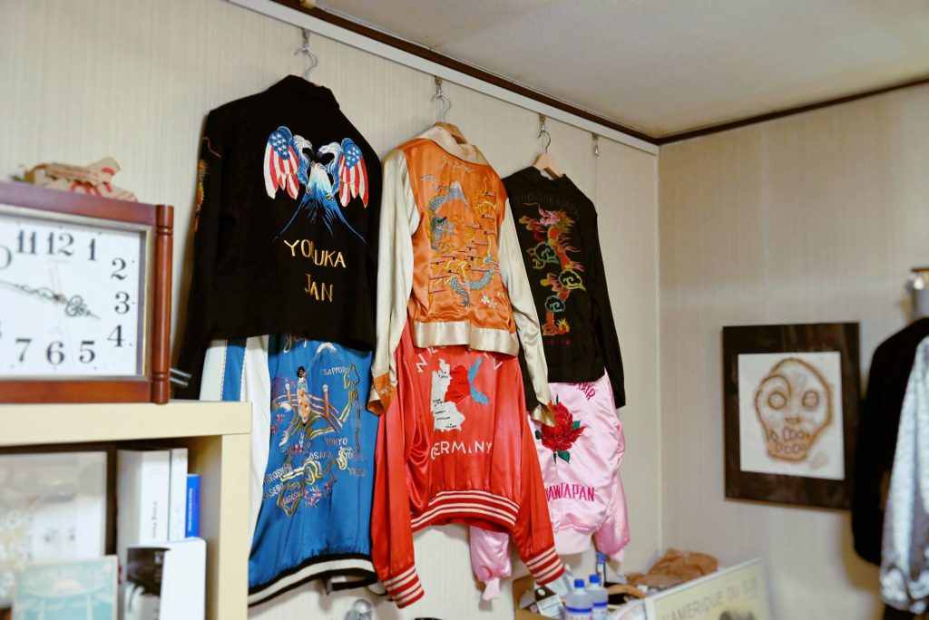 A part of the Sukajan collection displayed in the office of Hiroumi Yokochi, a Sukajan artist active in Yokosuka.  Beautiful traditional patterns and ``YOKOSUKA'' embroidery are lined up.