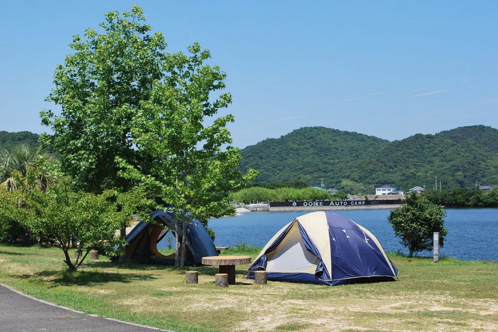 東かがわ市にある「大池オートキャンプ場」。青い海の色をしたテントが2つ張ってある様子。