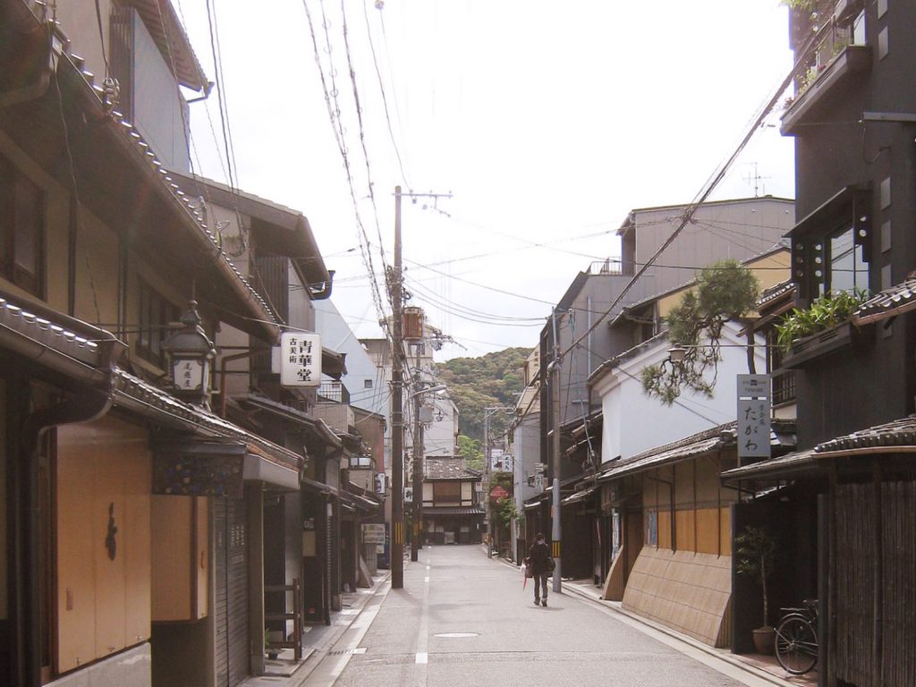 京都の街並み。真ん中に通りがあり、左右に昔ながらの建物が並んでいます。
