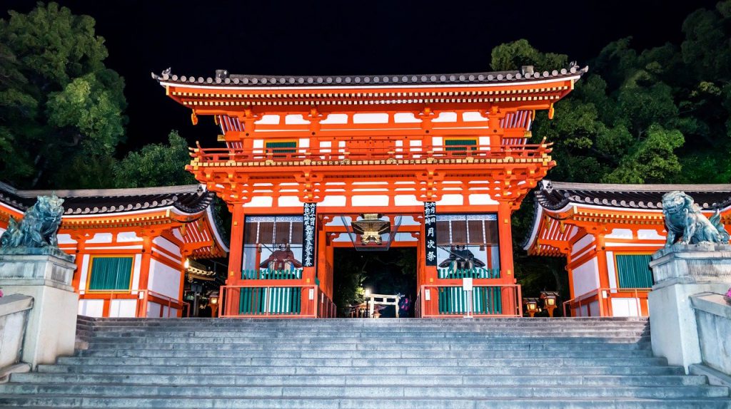 八坂神社の入り口正面。朱色の門の両脇には狛犬が鎮座しています。