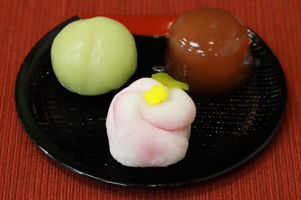 「栄昇軒」の素朴な和菓子が３つ並んでいる。