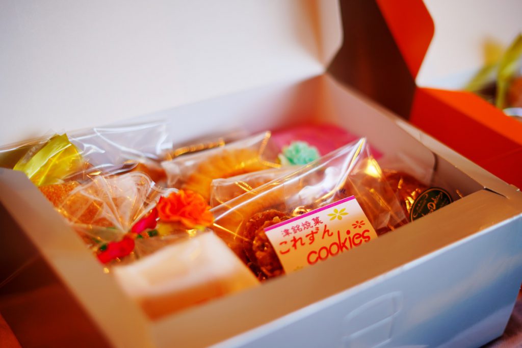 おしゃれなボックスにお菓子が箱詰めされている。
