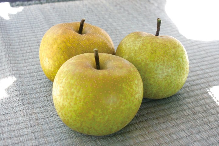 丸々とした梨が三つ置かれている。