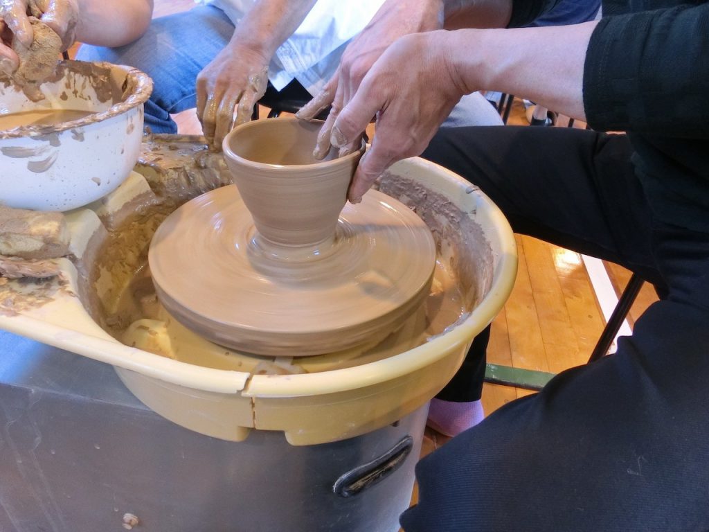 内原野陶芸館では実際に陶器づくりを体験できます。（予約優先）