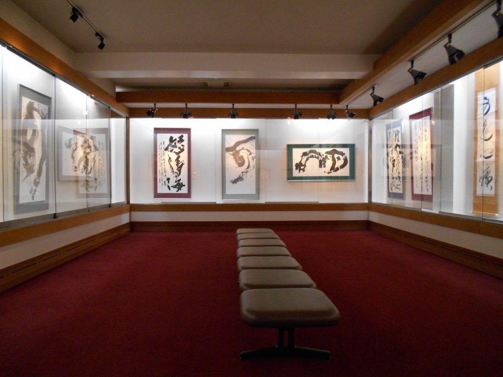 ここは日本で初めてという安芸市の書道専門の公立美術館です。館内には安芸市出身の書家をはじめ、日本書壇を代表する書家の作品を常設展示しています。