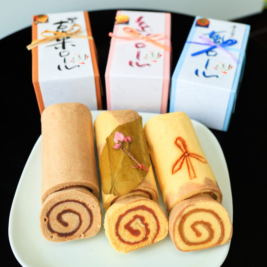 「榊原の古代米ロール」が三つ並んでいる。箱もお菓子も美しい。
