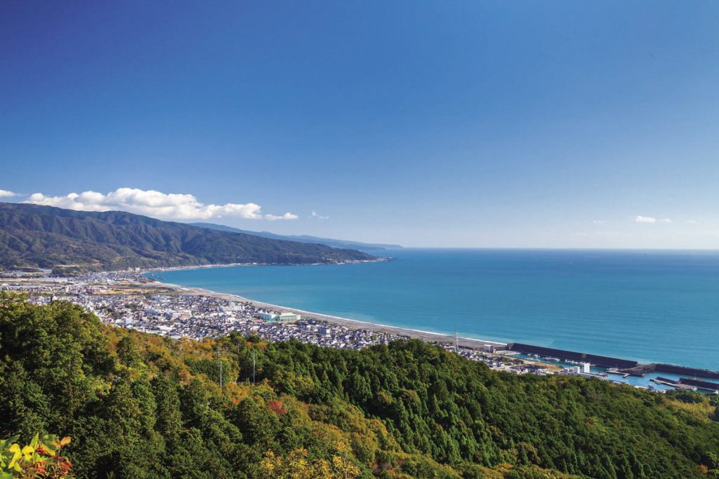高知県安芸市の美しい青い土佐湾と四国山地。