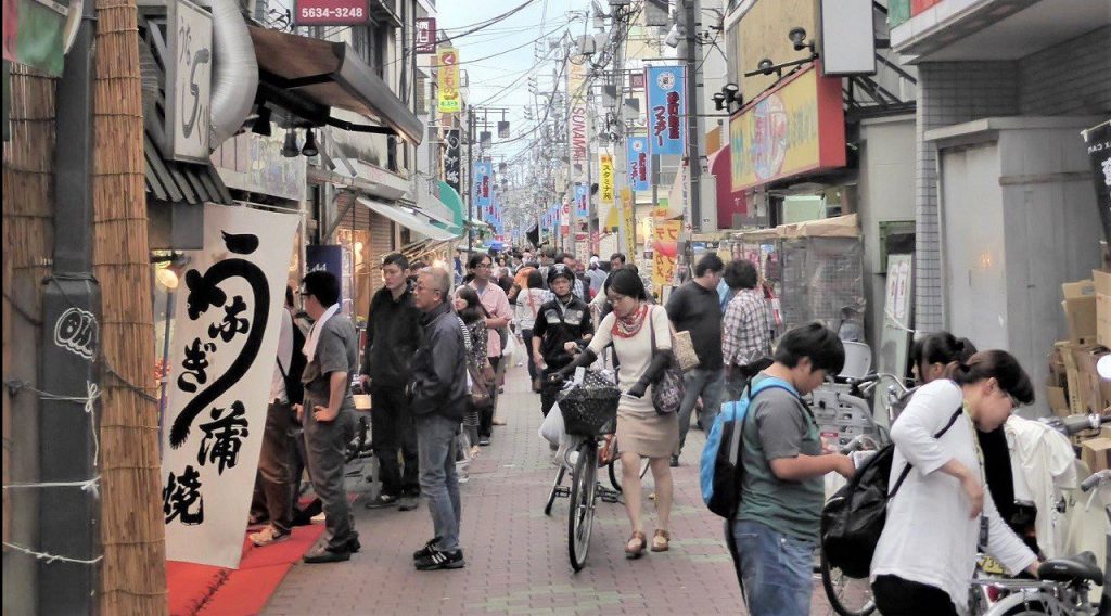 その賑わいや人情で全国的によく知られる砂町銀座商店街です。生鮮食品のほか、おでん種などのお惣菜や呉服・日用品までさまざまなお店約180店が軒を連ねています。見て回るだけでも十分に東京の下町情緒を満喫できます。