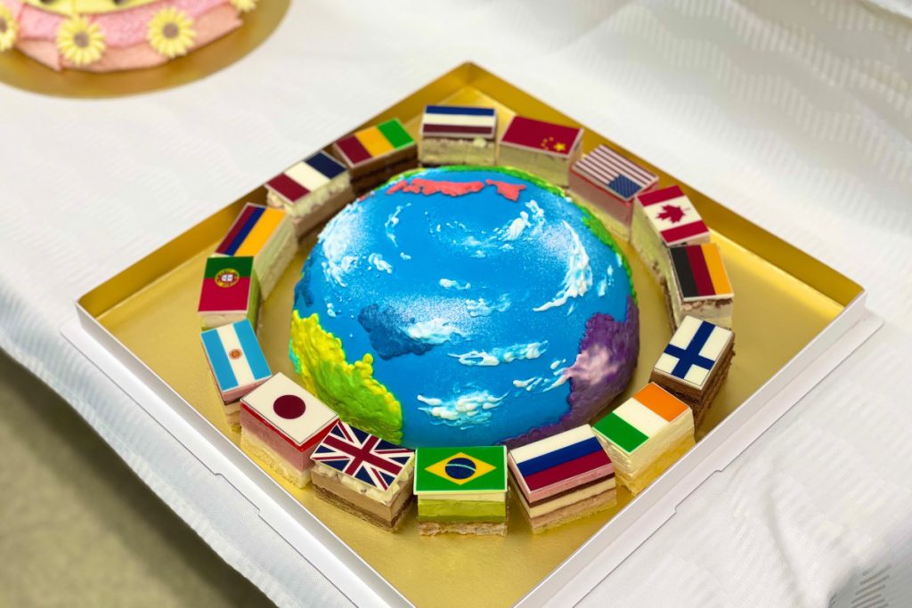 地球と国旗のケーキ。