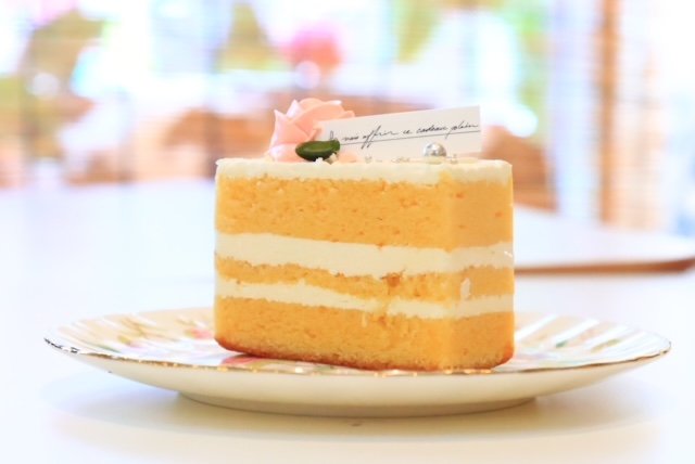 「和洋菓子 岡田屋」の「バタークリームケーキ」。