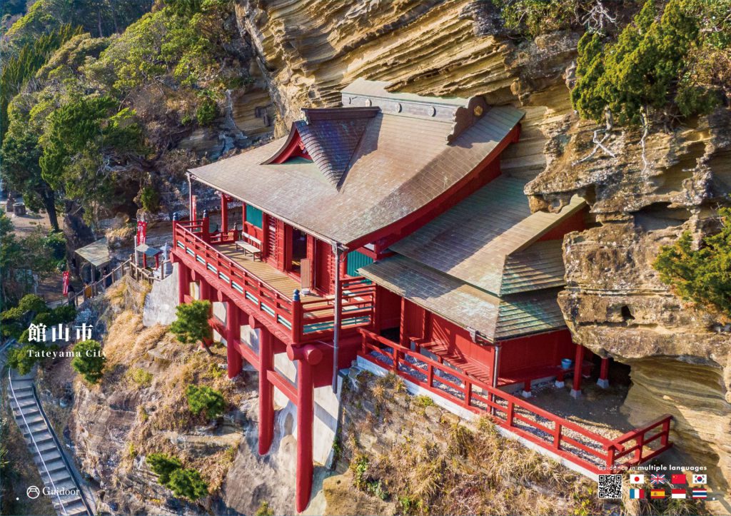 全体的に赤色の柱で建立されている船形山「大福寺」崖観音の様子。