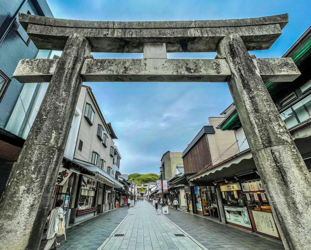 太宰府天満宮参道の様子。昔ながらの店が並ぶ。