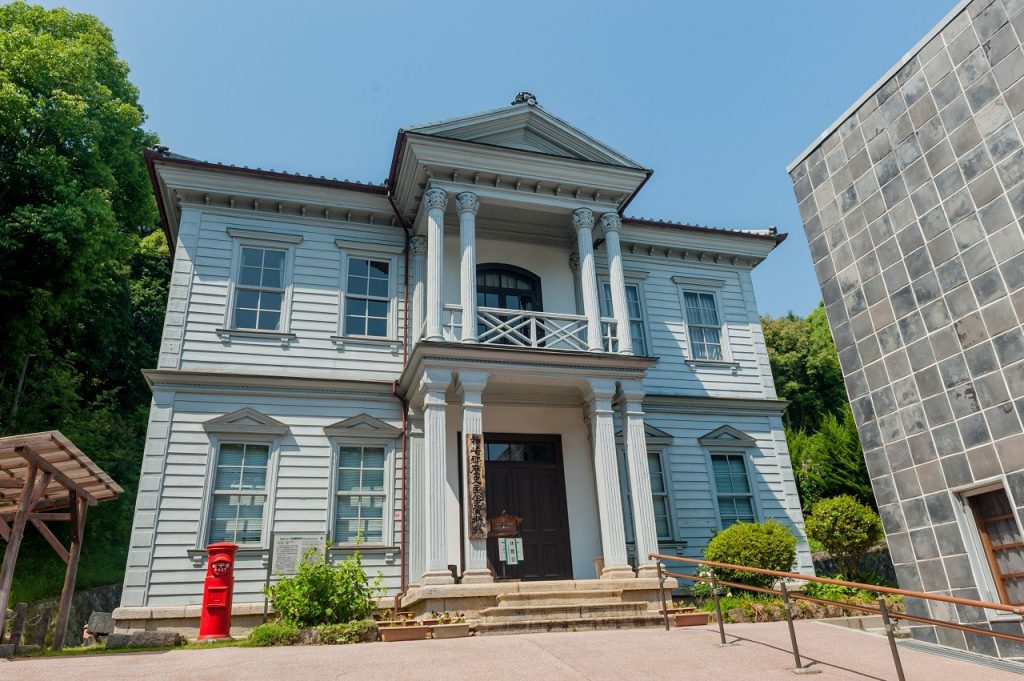 建物は、1886年（明治19）に郡役所として建てられたものを移築、復元したものです。兵庫県指定重要有形文化財に指定されています。福崎町に関する考古資料や歴史資料、民俗資料などが展示されています。