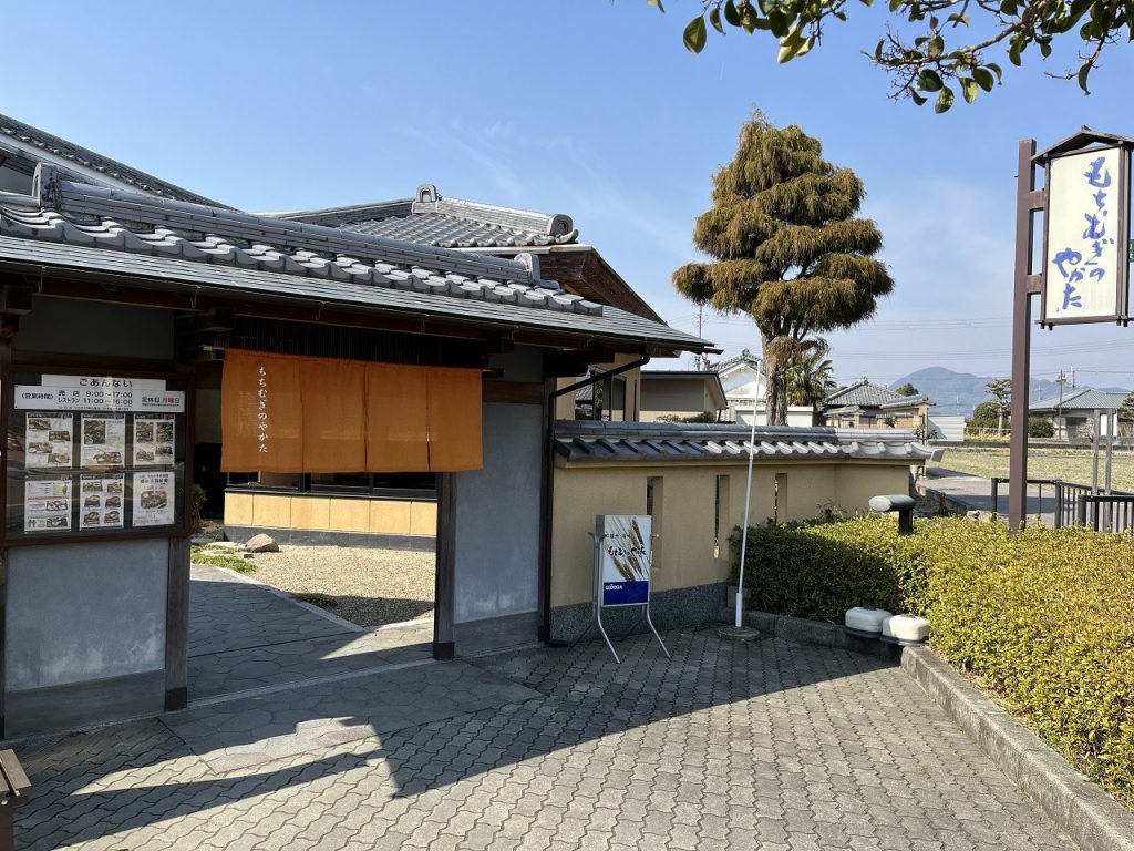 そばでもなく、うどんでもない独特の食感、福崎町特産のもち麦を使用したもちむぎ  麺が味わえるレストランです。お茶やお菓子、ソフトクリームなど、もちむぎ商品の  販売や製麺工場の見学も可能です。