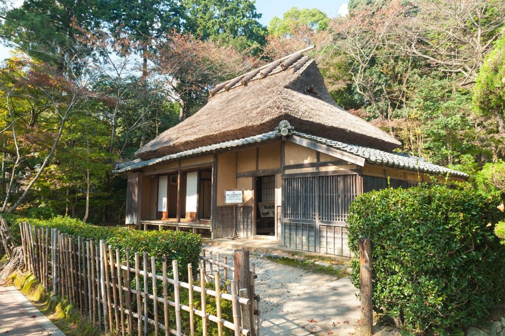 「日本民俗学の父」柳田國男の生家です。辻川の街道に面して建っていましたが、1974年（昭和49）に柳田國男ゆかりの地、鈴ノ森神社の傍に移築されました。