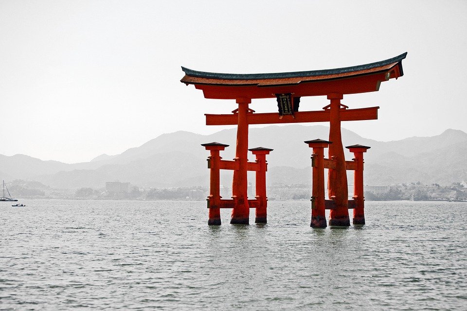 広島県宮島の水面に浮かぶ鳥居の立派な様子。
