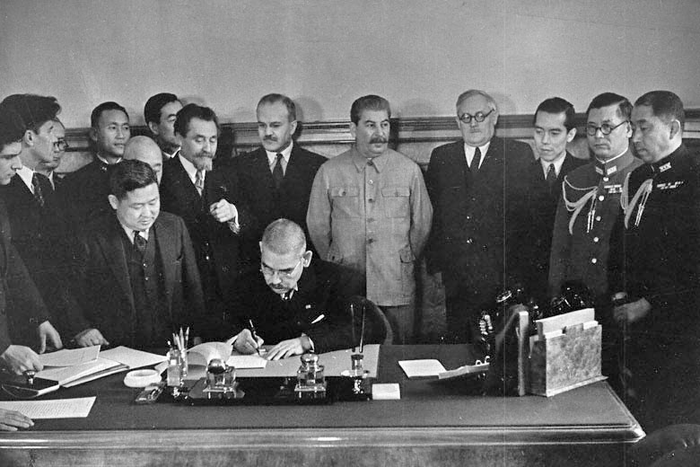 1941年「日ソ中立条約」に調印する松岡洋右のモノクロ写真。