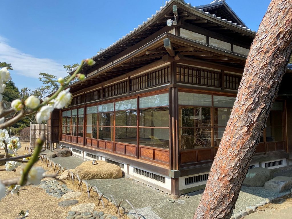 「陸奥宗光別邸跡・旧古河別邸」の外観。日本式の木造建築の邸宅。