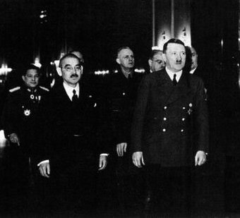 松岡洋右とアドルフ・ヒトラーのモノクロ写真。