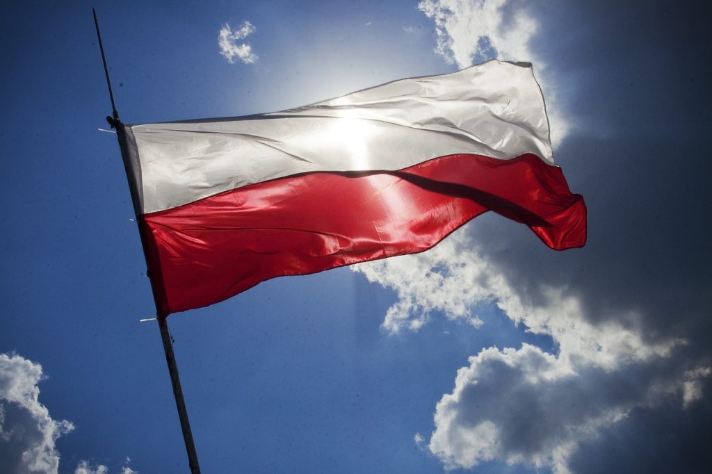 ポーランドの国旗が風にはためいている。
