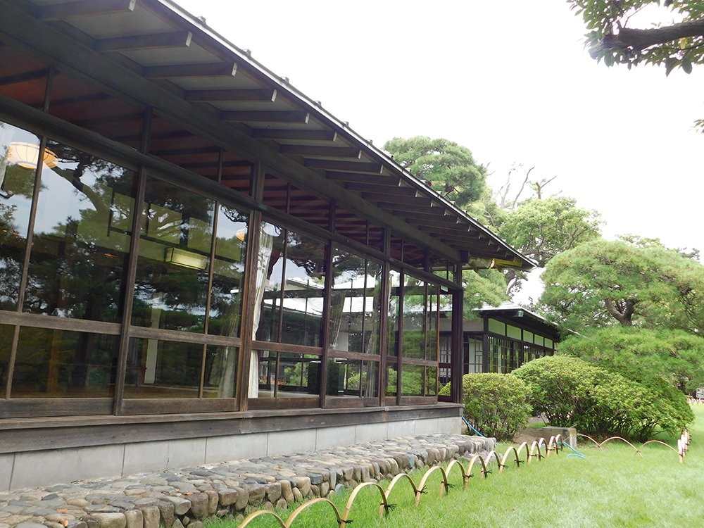 「旧大隈重信別邸・旧古河別邸」の外観。庭に面している部分がガラス戸の日本式の木造建築の邸宅。