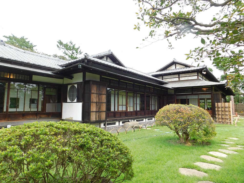 「陸奥宗光別邸跡・旧古河別邸」の外観。数奇屋（茶室）風の日本の建築様式で建てられた木造の邸宅。