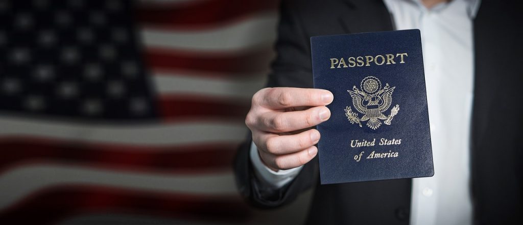 アメリカ合衆国のPASSPORTをこちらに向けている。