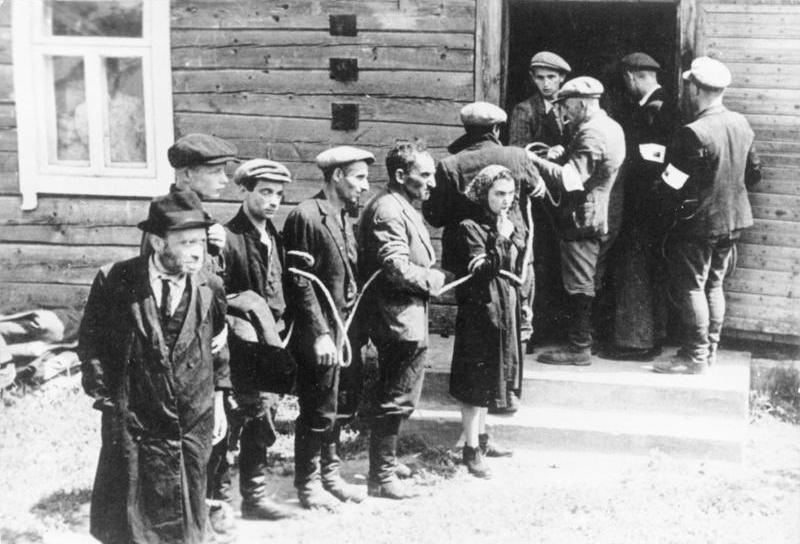 リトアニア内務省警備隊によって検挙されるユダヤ人たちのモノクロ写真。