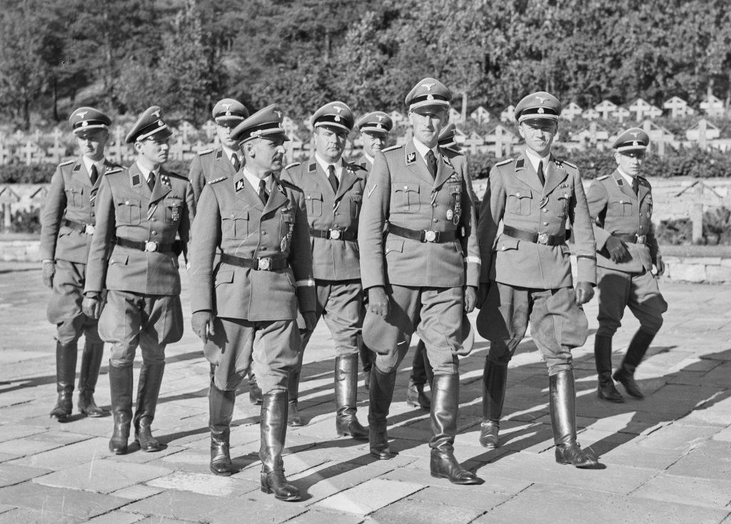 アインザッツグルッペンを創設したラインハルト・ハイドリヒ、ゲシュタポ長官ハインリヒ・ミュラー、ノルウェーのSDとSipoのリーダーとハインリヒ・フェーリスSS親衛隊長のモノクロ写真。