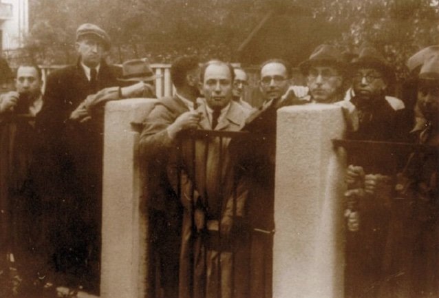 カナウス日本領事館前のユダヤ人たちのモノクロ写真。