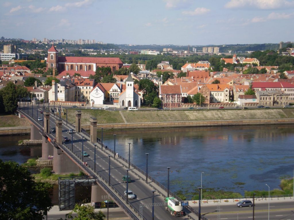 現代のリトアニア第2の都市カナウスの美しい町並みの様子。