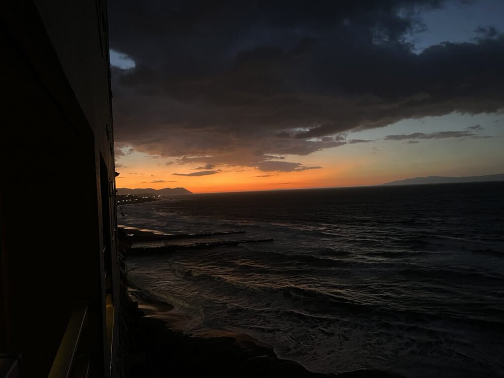 函館のまだ薄暗い朝焼けの空と海。