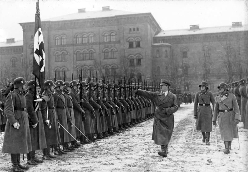 ナチス・ドイツ武装親衛隊とアドルフ・ヒトラーの様子。
