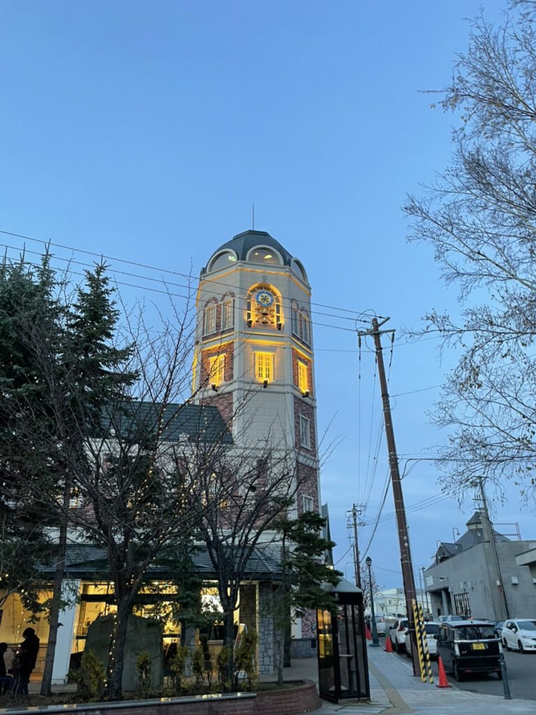 お菓子屋ルタオの外観。洋風の美しい建物にあかりが灯っている。