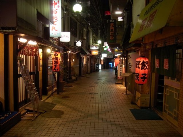 夜の中州は赤提灯をぶら下げた飲食店が数多く並んでいる