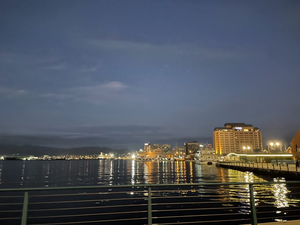 海面に映る赤レンガ倉庫の夜景。