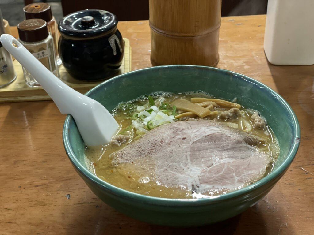 『初代』の味噌ラーメン。大きなチャーシューがのっている。