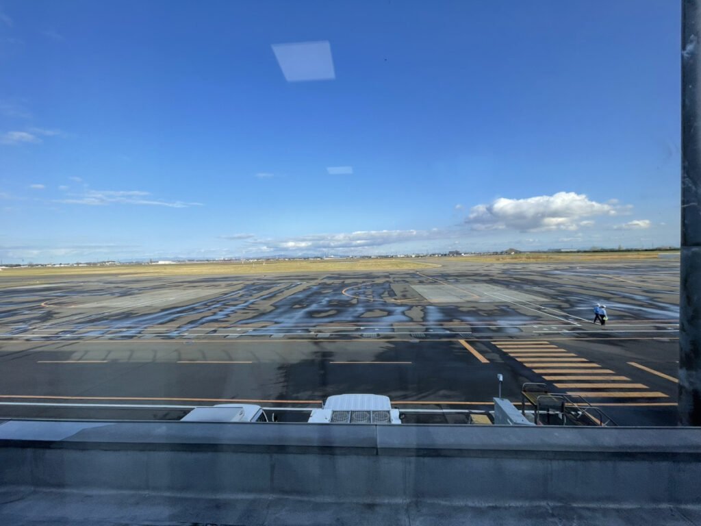 札幌空港からの眺め。青空が広がっている。