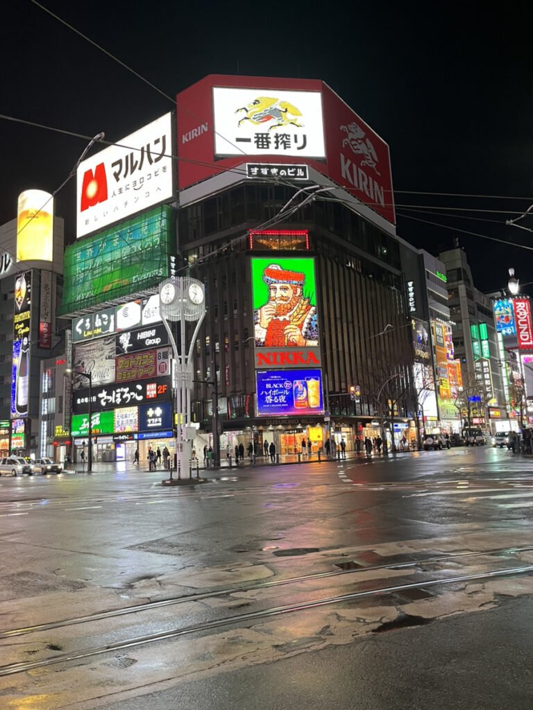 札幌すすきののシンボルマークニッカウイスキーのおじさんのネオンが街中を彩る。