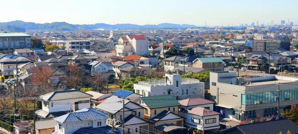 住宅などの建物が並ぶ街の風景