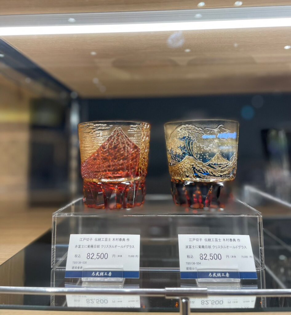 富士山の絵柄が彫られた江戸切子のペアグラス。それぞれ赤と青ののグラス。