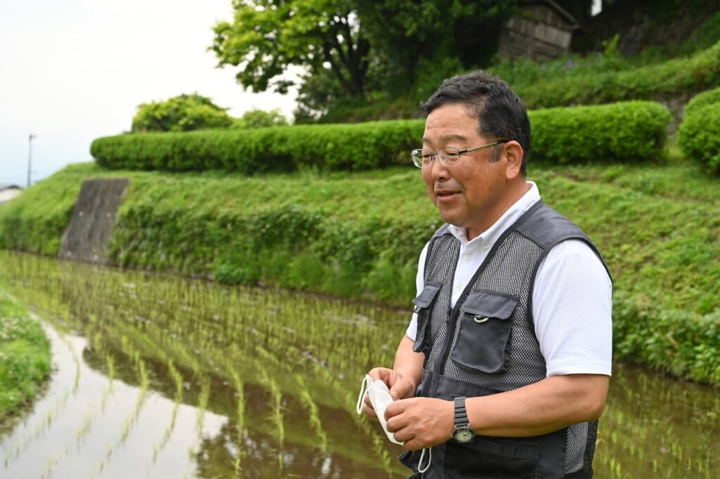 静岡県伊豆市の浅田ファームの浅田藤二さんと棚田