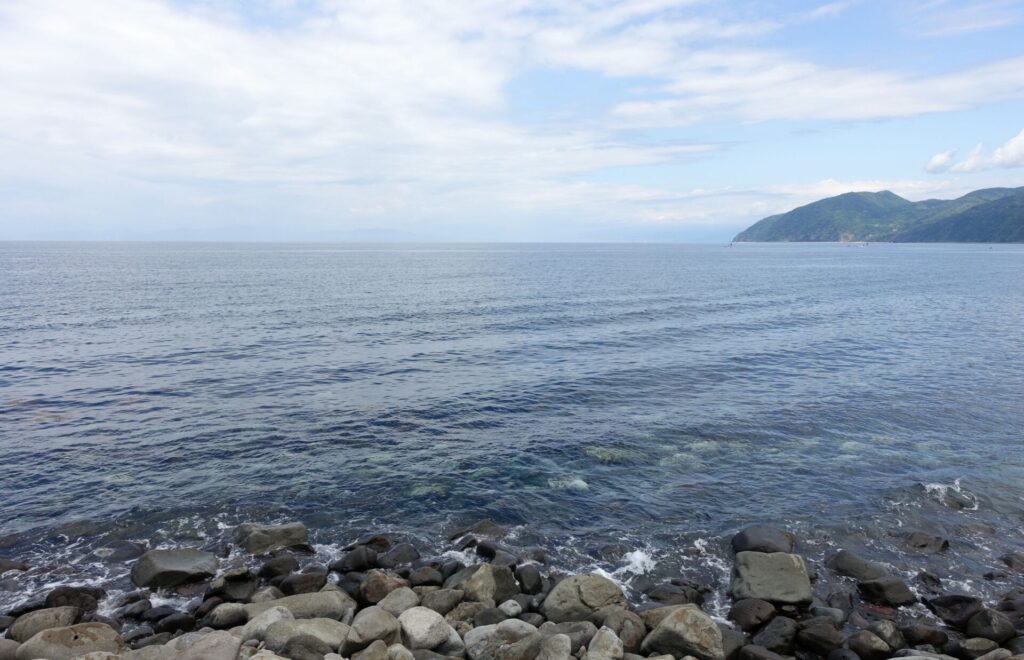 穏やかな波打ち際と空。伊豆市の駿河湾の様子