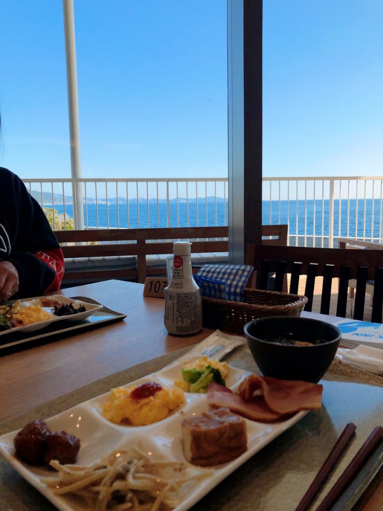 熱海後楽園ホテルのバイキング朝食の写真。