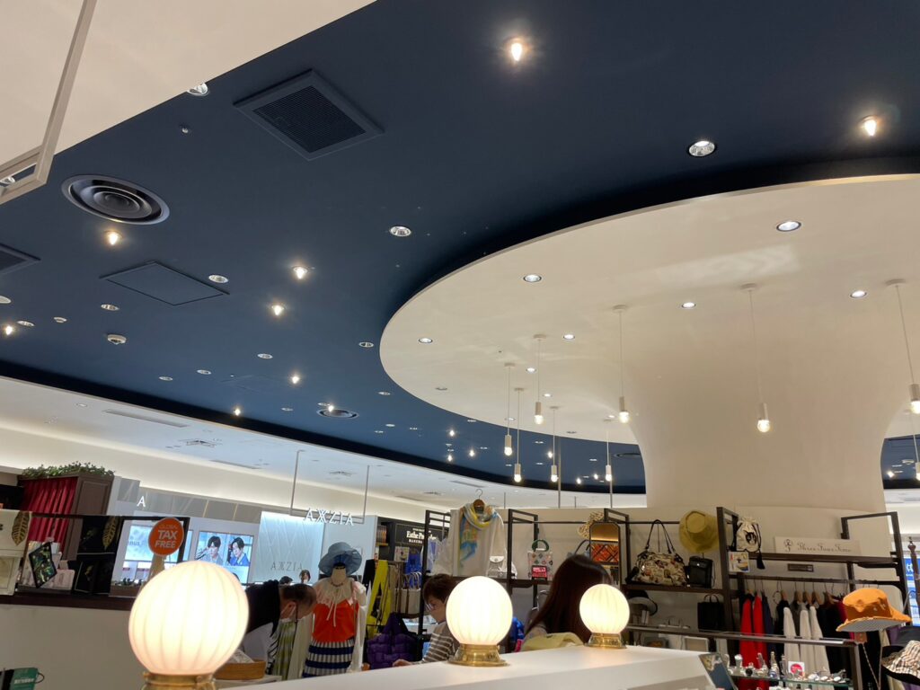 「羽田エアポートガーデン」のショッピングエリアの1つ「ハネダ コレクション」の星空をイメージした照明。